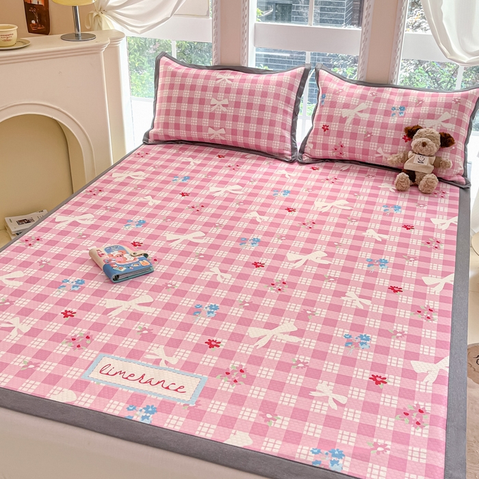 91家纺网 家纺一手货源 找家纺 Sweet dreams甜梦 2025新款数码印花凉感豆豆软席凉席席子系列-小版 格子蝴蝶结