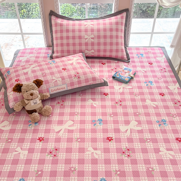 91家纺网 家纺一手货源 找家纺 Sweet dreams甜梦 2025新款数码印花凉感豆豆软席凉席席子系列-小版 格子蝴蝶结