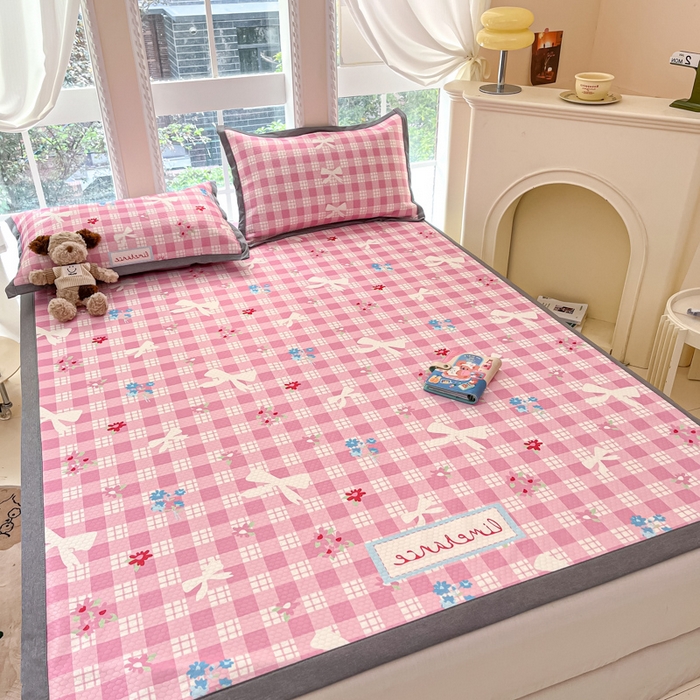 91家纺网 家纺一手货源 找家纺 Sweet dreams甜梦 2025新款数码印花凉感豆豆软席凉席席子系列-小版 格子蝴蝶结