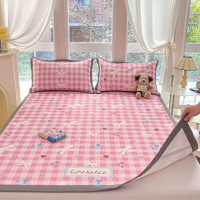 91家纺网 家纺一手货源 找家纺 Sweet dreams甜梦 2025新款数码印花凉感豆豆软席凉席席子系列-小版 格子蝴蝶结