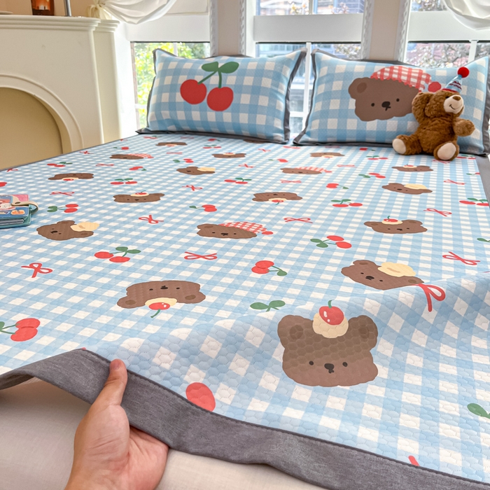 91家纺网 家纺一手货源 找家纺 Sweet dreams甜梦 2025新款数码印花凉感豆豆软席凉席席子系列-小版 格子小熊