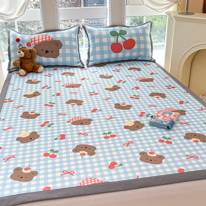 91家纺网 家纺一手货源 找家纺 Sweet dreams甜梦 2025新款数码印花凉感豆豆软席凉席席子系列-小版 格子小熊