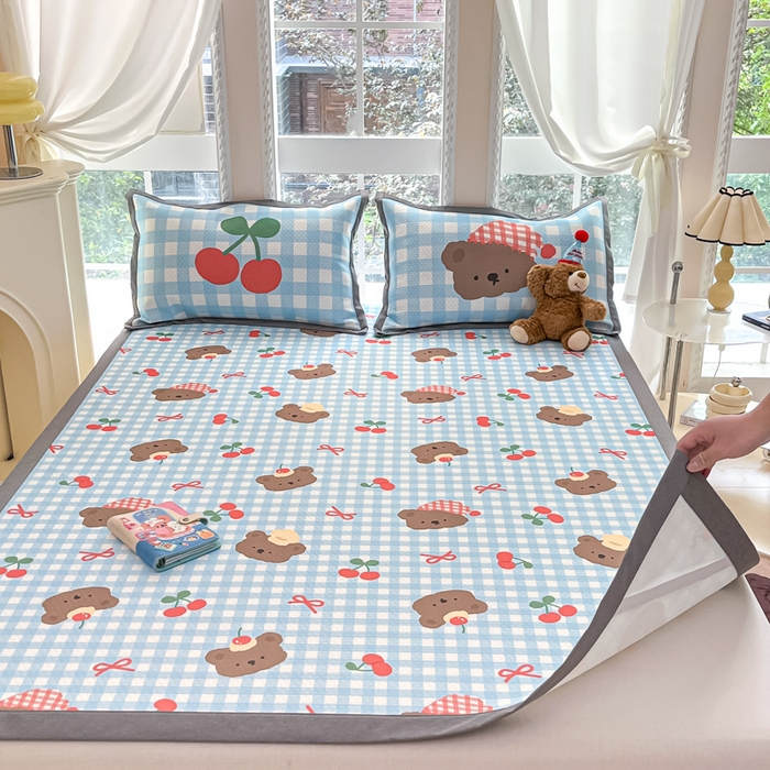 91家纺网 家纺一手货源 找家纺 Sweet dreams甜梦 2025新款数码印花凉感豆豆软席凉席席子系列-小版 格子小熊