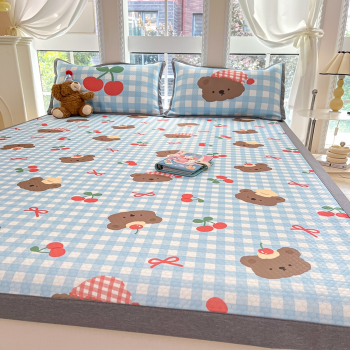 91家纺网 家纺一手货源 找家纺 Sweet dreams甜梦 2025新款数码印花凉感豆豆软席凉席席子系列-小版 格子小熊