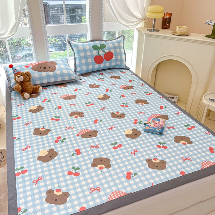 91家纺网 家纺一手货源 找家纺 Sweet dreams甜梦 2025新款数码印花凉感豆豆软席凉席席子系列-小版 格子小熊