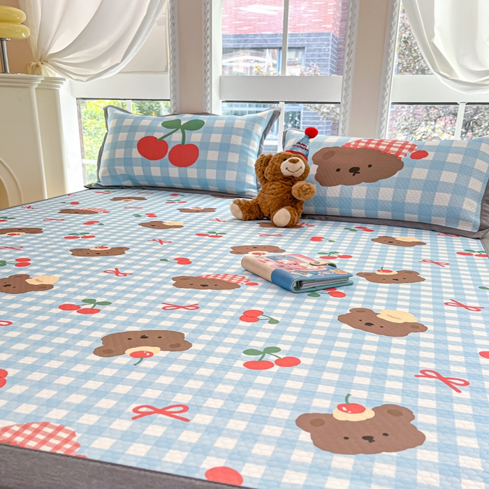 91家纺网 家纺一手货源 找家纺 Sweet dreams甜梦 2025新款数码印花凉感豆豆软席凉席席子系列-小版 格子小熊