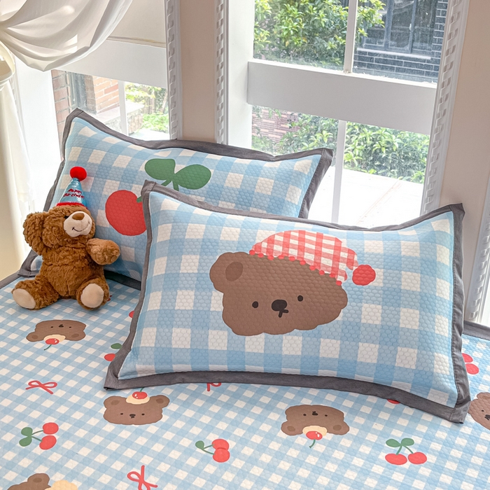 91家纺网 家纺一手货源 找家纺 Sweet dreams甜梦 2025新款数码印花凉感豆豆软席凉席席子系列-小版 格子小熊