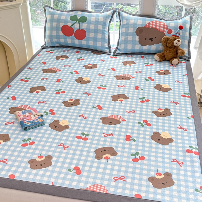 91家纺网 家纺一手货源 找家纺 Sweet dreams甜梦 2025新款数码印花凉感豆豆软席凉席席子系列-小版 格子小熊