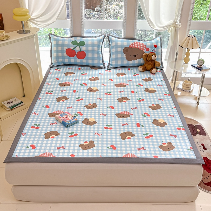 91家纺网 家纺一手货源 找家纺 Sweet dreams甜梦 2025新款数码印花凉感豆豆软席凉席席子系列-小版 格子小熊