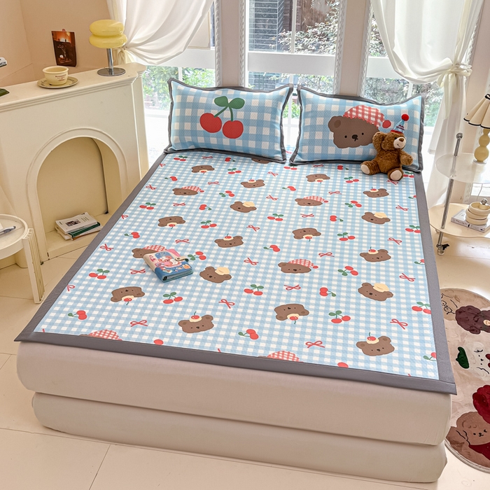 91家纺网 家纺一手货源 找家纺 Sweet dreams甜梦 2025新款数码印花凉感豆豆软席凉席席子系列-小版 格子小熊