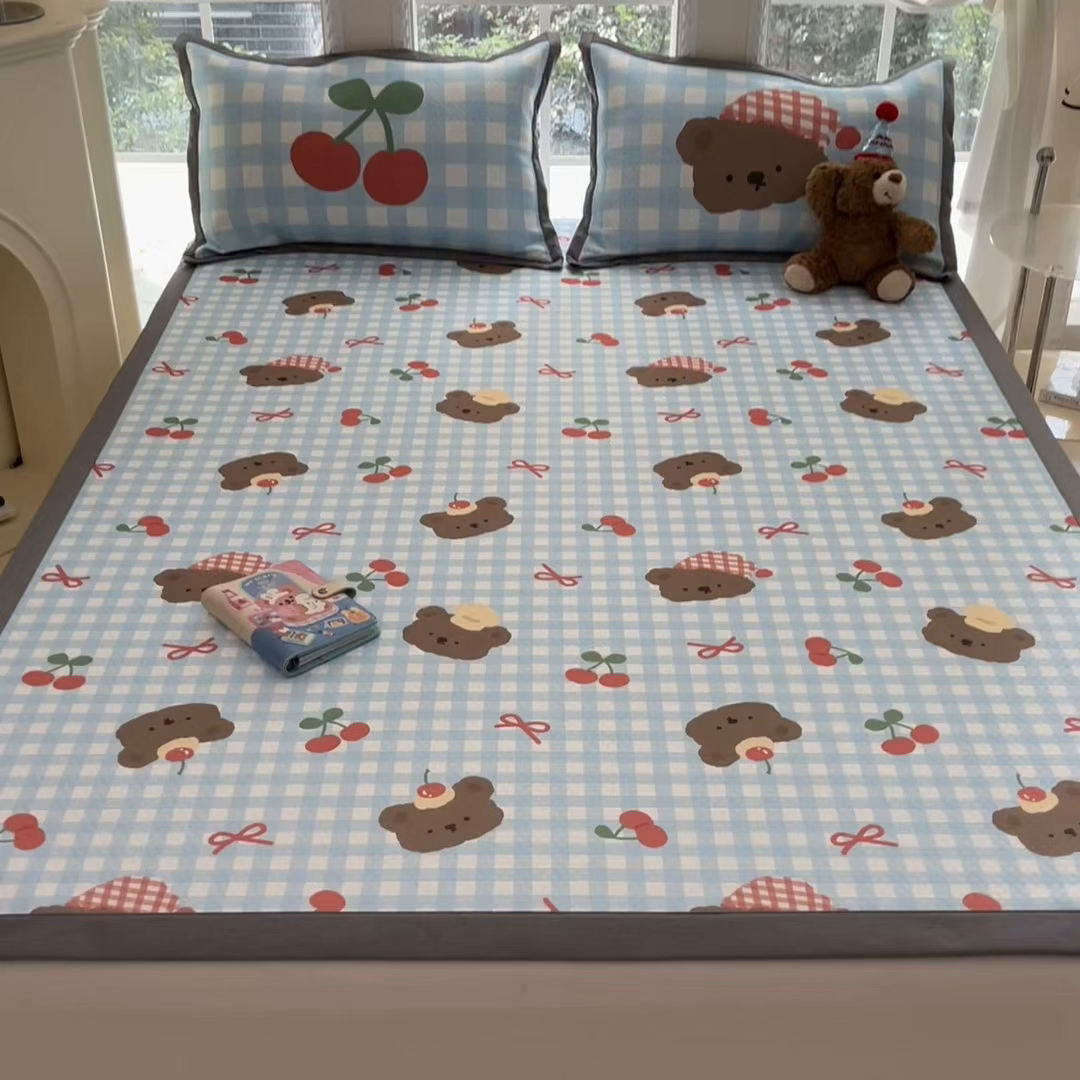 91家纺网 家纺一手货源 找家纺 Sweet dreams甜梦 2025新款数码印花凉感豆豆软席凉席席子系列-小版 格子小熊