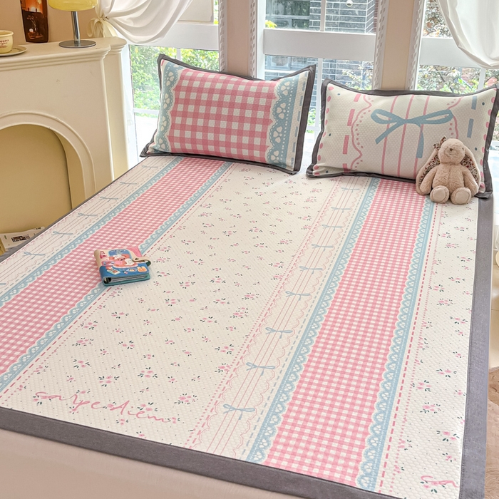 91家纺网 家纺一手货源 找家纺 Sweet dreams甜梦 2025新款数码印花凉感豆豆软席凉席席子系列-小版 红格子蝴蝶结