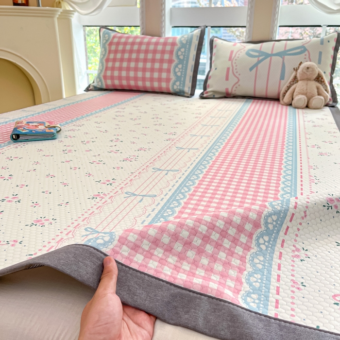 91家纺网 家纺一手货源 找家纺 Sweet dreams甜梦 2025新款数码印花凉感豆豆软席凉席席子系列-小版 红格子蝴蝶结