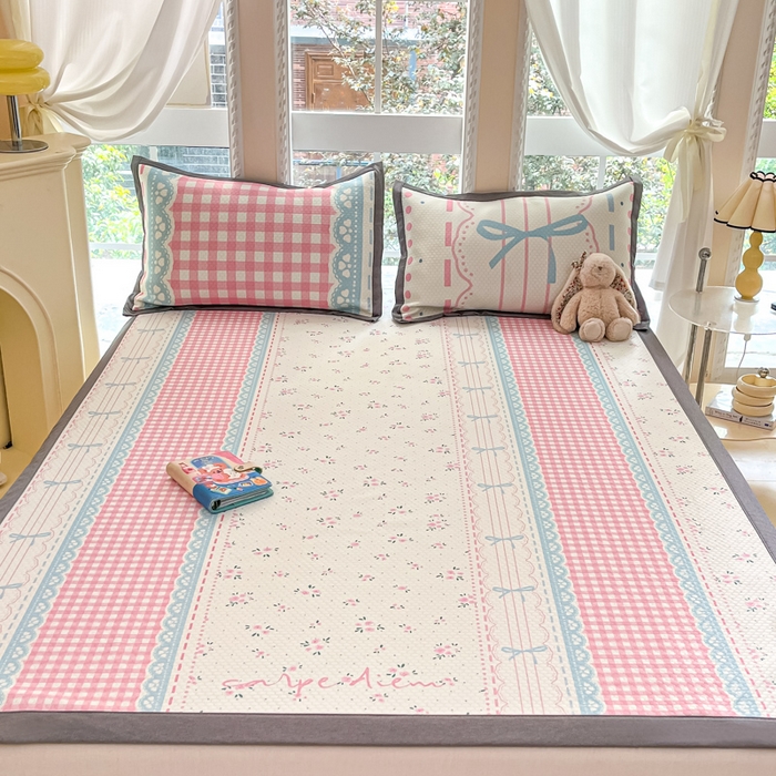 91家纺网 家纺一手货源 找家纺 Sweet dreams甜梦 2025新款数码印花凉感豆豆软席凉席席子系列-小版 红格子蝴蝶结