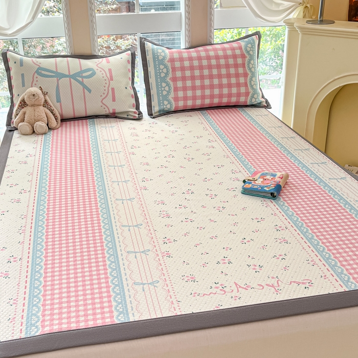 91家纺网 家纺一手货源 找家纺 Sweet dreams甜梦 2025新款数码印花凉感豆豆软席凉席席子系列-小版 红格子蝴蝶结