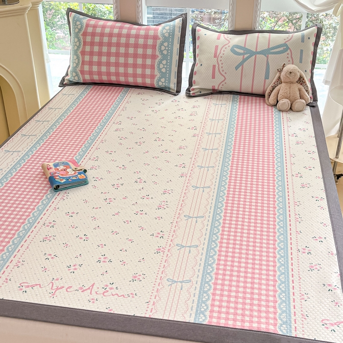 91家纺网 家纺一手货源 找家纺 Sweet dreams甜梦 2025新款数码印花凉感豆豆软席凉席席子系列-小版 红格子蝴蝶结