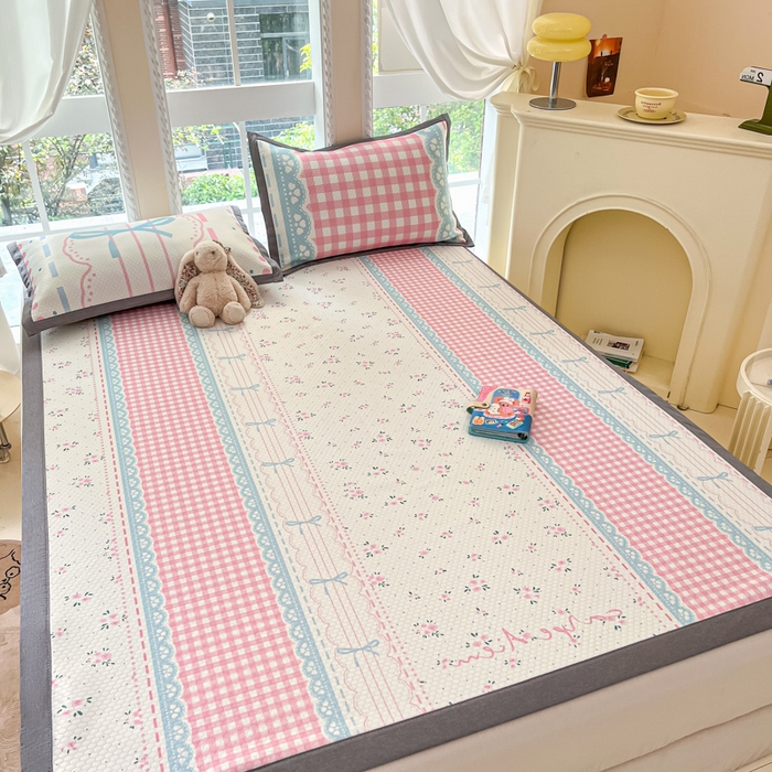 91家纺网 家纺一手货源 找家纺 Sweet dreams甜梦 2025新款数码印花凉感豆豆软席凉席席子系列-小版 红格子蝴蝶结