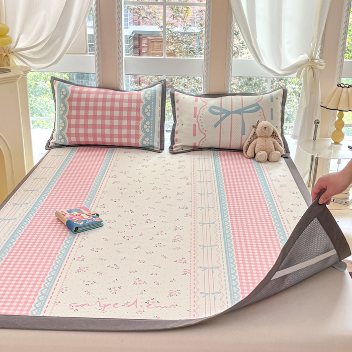 91家纺网 家纺一手货源 找家纺 Sweet dreams甜梦 2025新款数码印花凉感豆豆软席凉席席子系列-小版 红格子蝴蝶结