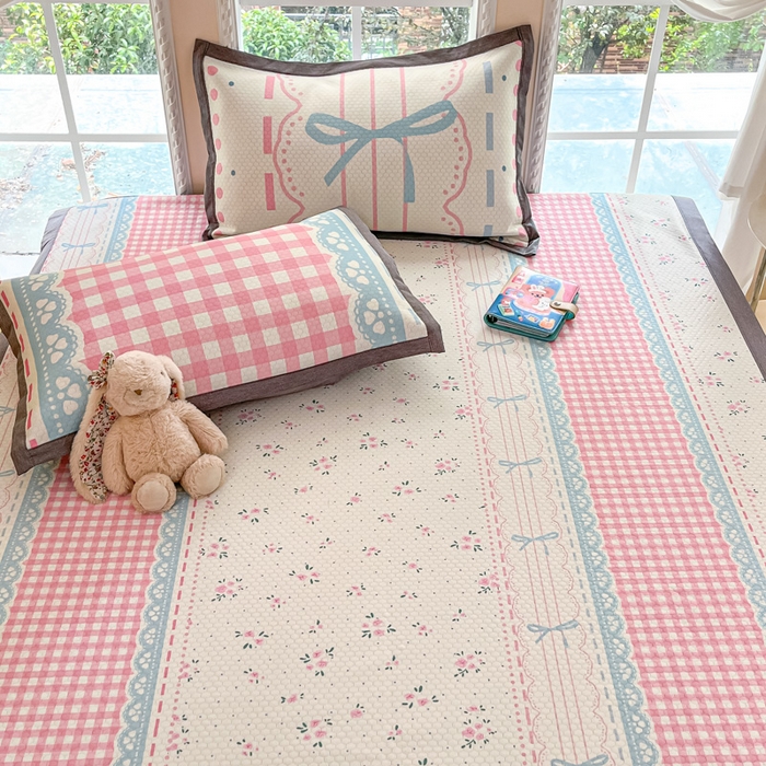 91家纺网 家纺一手货源 找家纺 Sweet dreams甜梦 2025新款数码印花凉感豆豆软席凉席席子系列-小版 红格子蝴蝶结