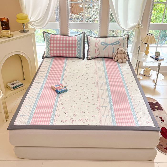 91家纺网 家纺一手货源 找家纺 Sweet dreams甜梦 2025新款数码印花凉感豆豆软席凉席席子系列-小版 红格子蝴蝶结