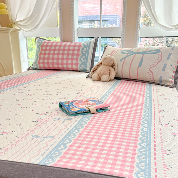 91家纺网 家纺一手货源 找家纺 Sweet dreams甜梦 2025新款数码印花凉感豆豆软席凉席席子系列-小版 红格子蝴蝶结