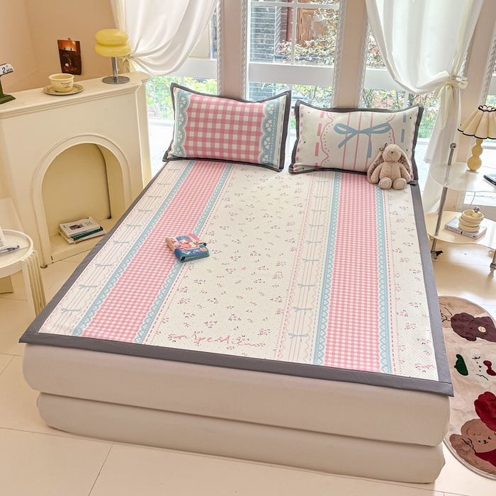 91家纺网 家纺一手货源 找家纺 Sweet dreams甜梦 2025新款数码印花凉感豆豆软席凉席席子系列-小版 红格子蝴蝶结