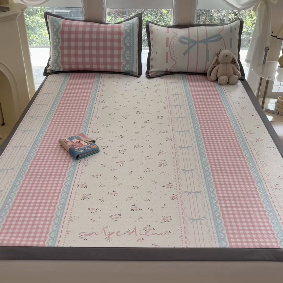 91家纺网 家纺一手货源 找家纺 Sweet dreams甜梦 2025新款数码印花凉感豆豆软席凉席席子系列-小版 红格子蝴蝶结