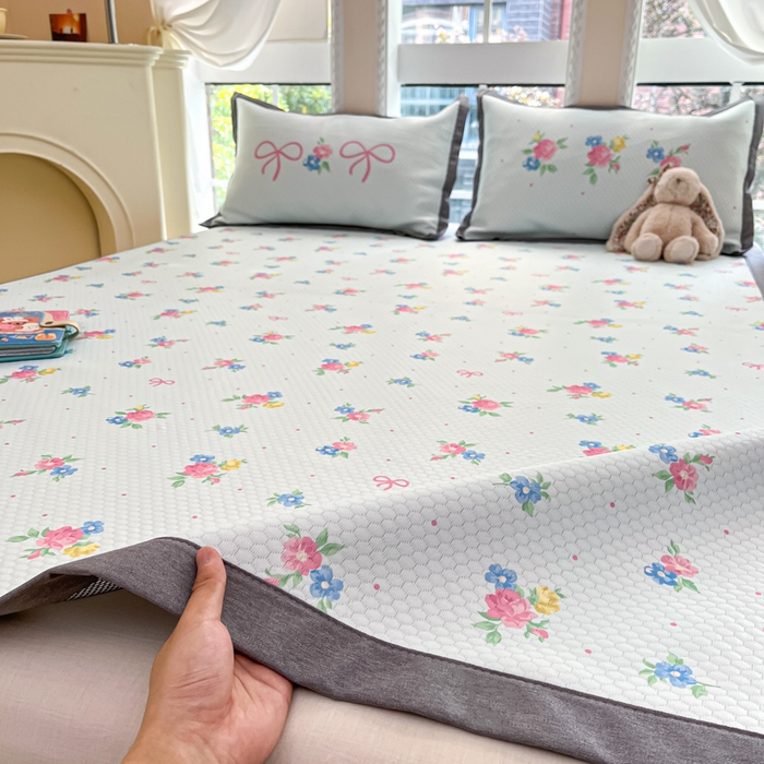 91家纺网 家纺一手货源 找家纺 Sweet dreams甜梦 2025新款数码印花凉感豆豆软席凉席席子系列-小版 蝴蝶结粉花