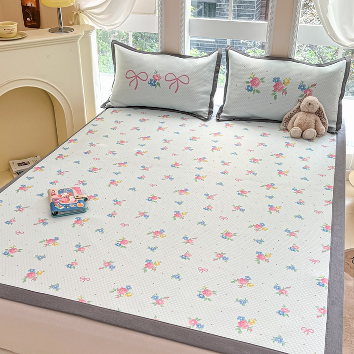 91家纺网 家纺一手货源 找家纺 Sweet dreams甜梦 2025新款数码印花凉感豆豆软席凉席席子系列-小版 蝴蝶结粉花