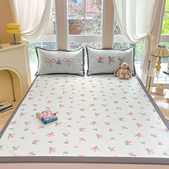 91家纺网 家纺一手货源 找家纺 Sweet dreams甜梦 2025新款数码印花凉感豆豆软席凉席席子系列-小版 蝴蝶结粉花