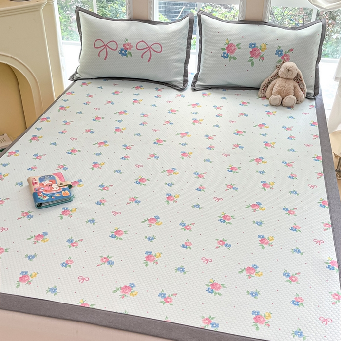 91家纺网 家纺一手货源 找家纺 Sweet dreams甜梦 2025新款数码印花凉感豆豆软席凉席席子系列-小版 蝴蝶结粉花