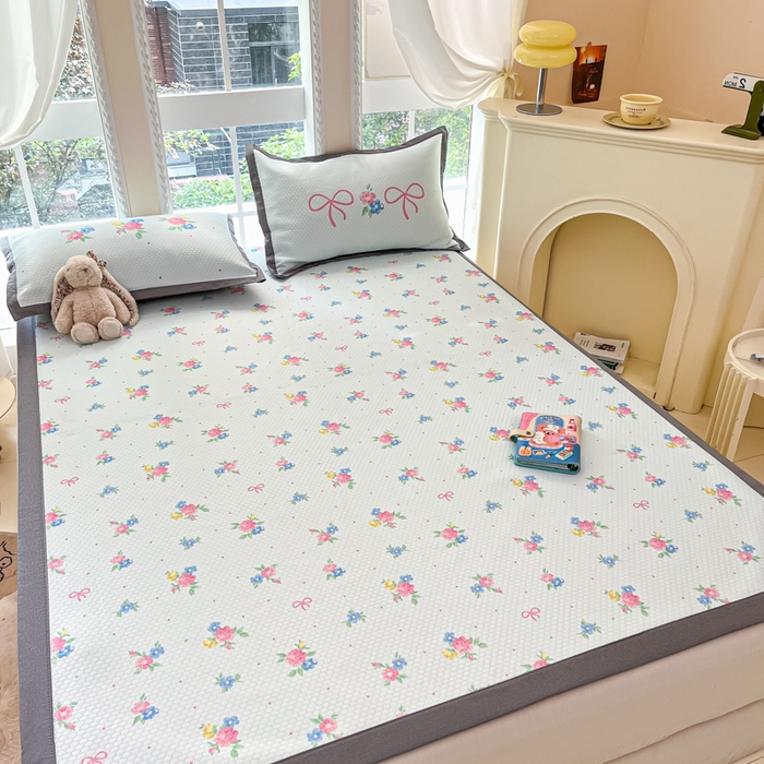 91家纺网 家纺一手货源 找家纺 Sweet dreams甜梦 2025新款数码印花凉感豆豆软席凉席席子系列-小版 蝴蝶结粉花