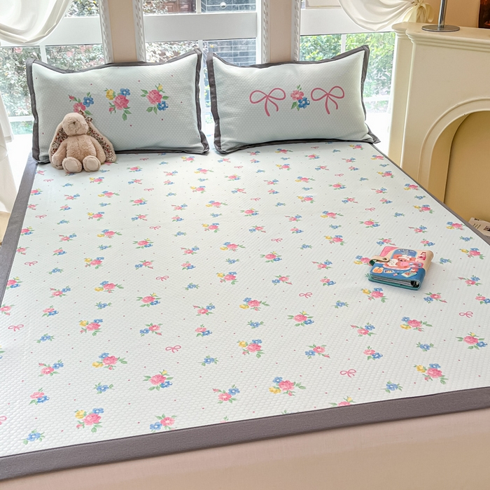 91家纺网 家纺一手货源 找家纺 Sweet dreams甜梦 2025新款数码印花凉感豆豆软席凉席席子系列-小版 蝴蝶结粉花