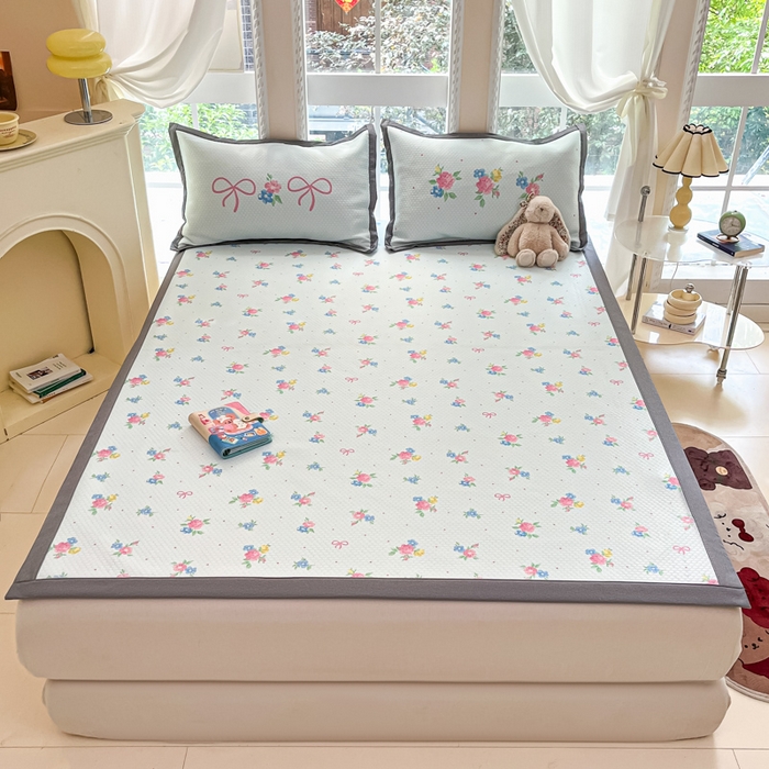 91家纺网 家纺一手货源 找家纺 Sweet dreams甜梦 2025新款数码印花凉感豆豆软席凉席席子系列-小版 蝴蝶结粉花