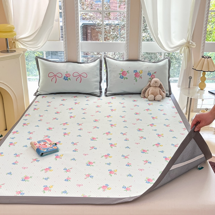 91家纺网 家纺一手货源 找家纺 Sweet dreams甜梦 2025新款数码印花凉感豆豆软席凉席席子系列-小版 蝴蝶结粉花