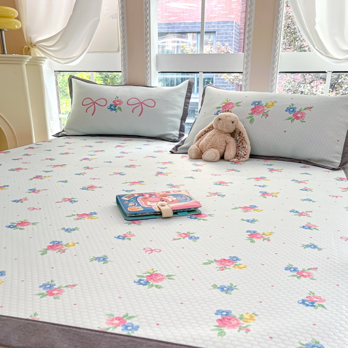 91家纺网 家纺一手货源 找家纺 Sweet dreams甜梦 2025新款数码印花凉感豆豆软席凉席席子系列-小版 蝴蝶结粉花