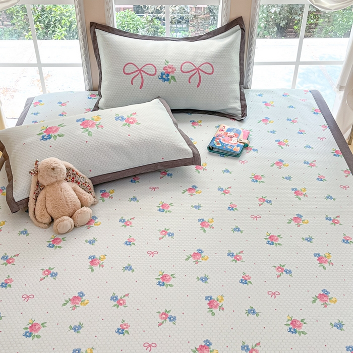 91家纺网 家纺一手货源 找家纺 Sweet dreams甜梦 2025新款数码印花凉感豆豆软席凉席席子系列-小版 蝴蝶结粉花