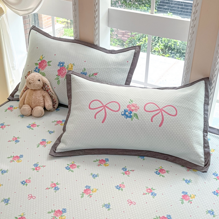 91家纺网 家纺一手货源 找家纺 Sweet dreams甜梦 2025新款数码印花凉感豆豆软席凉席席子系列-小版 蝴蝶结粉花