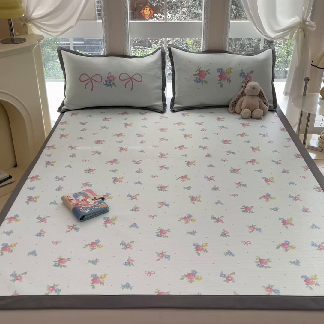 91家纺网 家纺一手货源 找家纺 Sweet dreams甜梦 2025新款数码印花凉感豆豆软席凉席席子系列-小版 蝴蝶结粉花