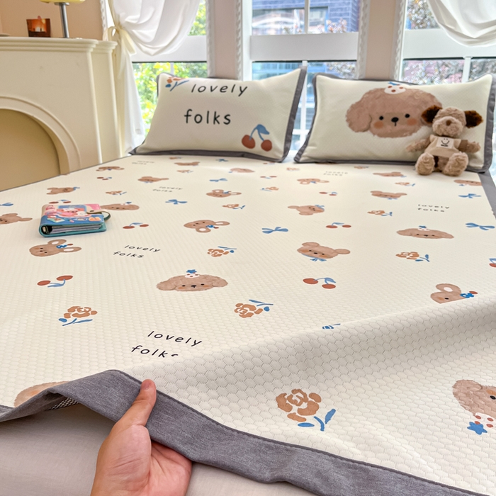 91家纺网 家纺一手货源 找家纺 Sweet dreams甜梦 2025新款数码印花凉感豆豆软席凉席席子系列-小版 蝴蝶结狗狗