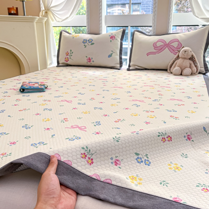 91家纺网 家纺一手货源 找家纺 Sweet dreams甜梦 2025新款数码印花凉感豆豆软席凉席席子系列-小版 蝴蝶结黄花