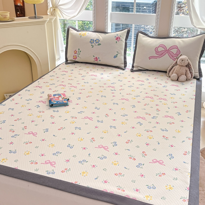 91家纺网 家纺一手货源 找家纺 Sweet dreams甜梦 2025新款数码印花凉感豆豆软席凉席席子系列-小版 蝴蝶结黄花