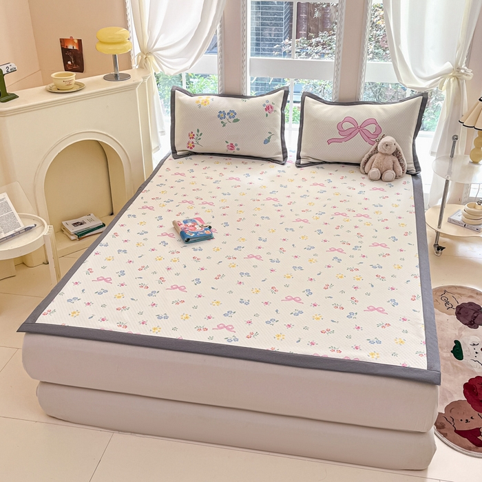 91家纺网 家纺一手货源 找家纺 Sweet dreams甜梦 2025新款数码印花凉感豆豆软席凉席席子系列-小版 蝴蝶结黄花