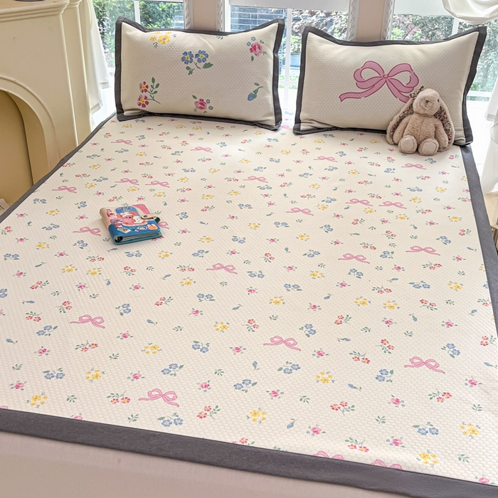 91家纺网 家纺一手货源 找家纺 Sweet dreams甜梦 2025新款数码印花凉感豆豆软席凉席席子系列-小版 蝴蝶结黄花