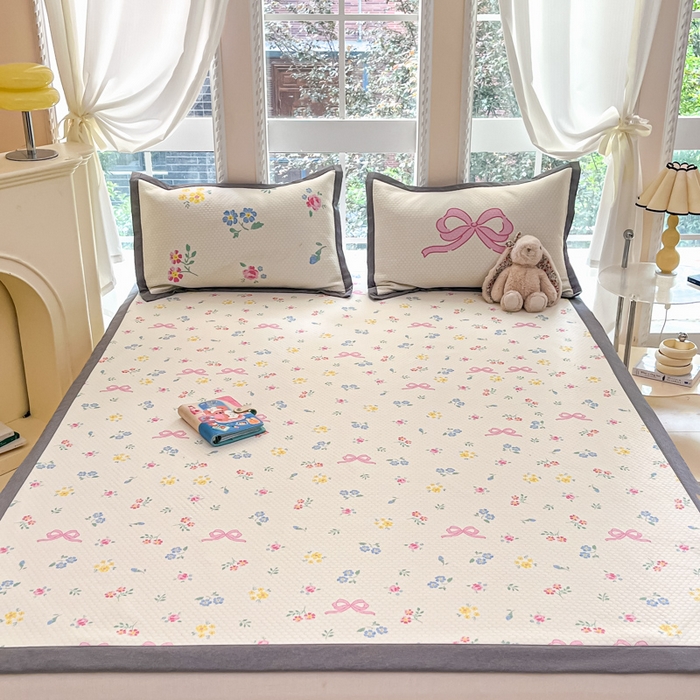 91家纺网 家纺一手货源 找家纺 Sweet dreams甜梦 2025新款数码印花凉感豆豆软席凉席席子系列-小版 蝴蝶结黄花