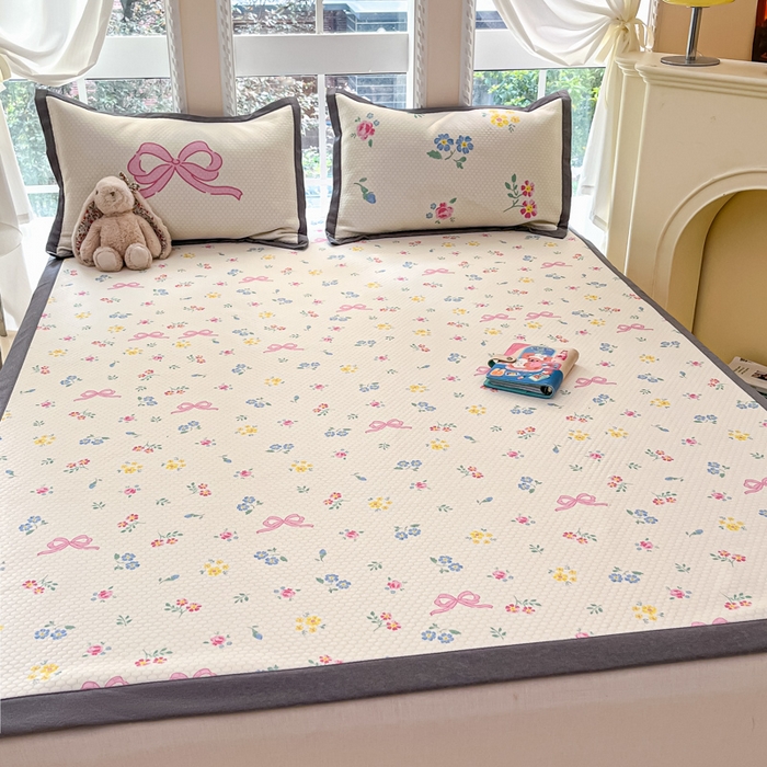 91家纺网 家纺一手货源 找家纺 Sweet dreams甜梦 2025新款数码印花凉感豆豆软席凉席席子系列-小版 蝴蝶结黄花