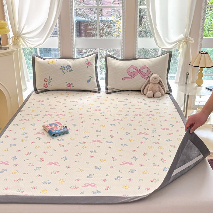 91家纺网 家纺一手货源 找家纺 Sweet dreams甜梦 2025新款数码印花凉感豆豆软席凉席席子系列-小版 蝴蝶结黄花