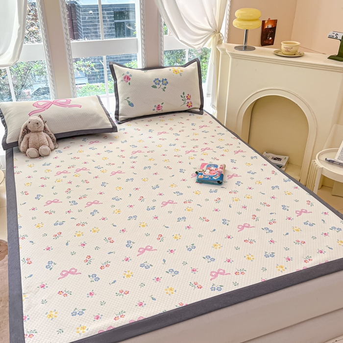 91家纺网 家纺一手货源 找家纺 Sweet dreams甜梦 2025新款数码印花凉感豆豆软席凉席席子系列-小版 蝴蝶结黄花