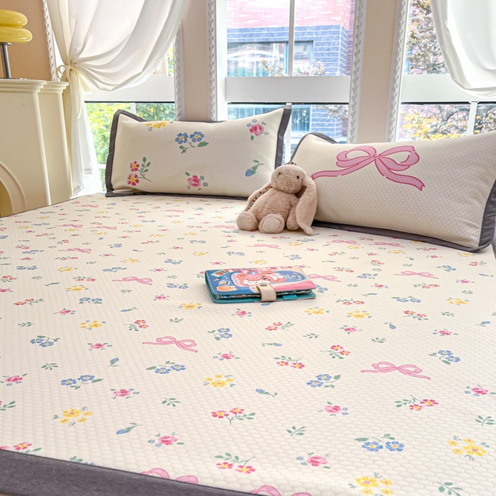 91家纺网 家纺一手货源 找家纺 Sweet dreams甜梦 2025新款数码印花凉感豆豆软席凉席席子系列-小版 蝴蝶结黄花