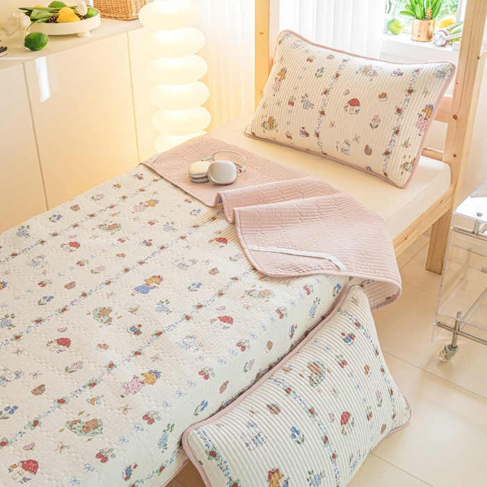 91家纺网 家纺一手货源 找家纺  （提供买家秀 爆款花型 不断货）2025新款小清新印花全棉床盖学生床盖套件-跑量款 蛋糕女孩